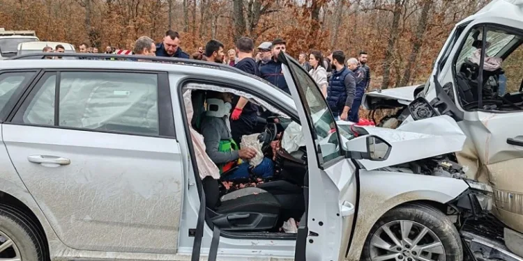 Kırklareli’de minibüs ile otomobilin çarpıştığı kazada 9 kişi yaralandı
