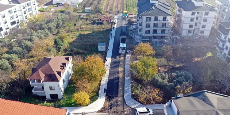Altınova Belediyesi’nde ilçede asfaltlama çalışması