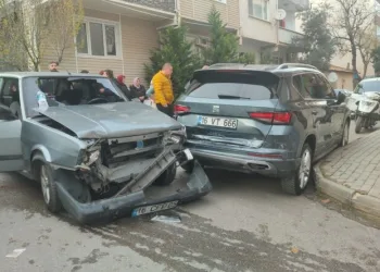 Bursa’da freni boşalan otomobil park halindeki araca çarptı