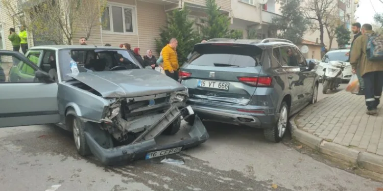 Bursa’da freni boşalan otomobil park halindeki araca çarptı