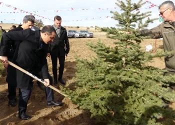 Burdur’da Valilik 100’üncü Yıl Hatıra Ormanı’nda bin fidan toprakla buluştu