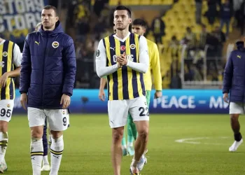 Fenerbahçe ve tribünlerden Umut Nayir’e destek