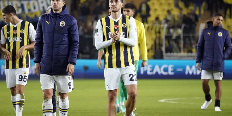 Fenerbahçe ve tribünlerden Umut Nayir’e destek