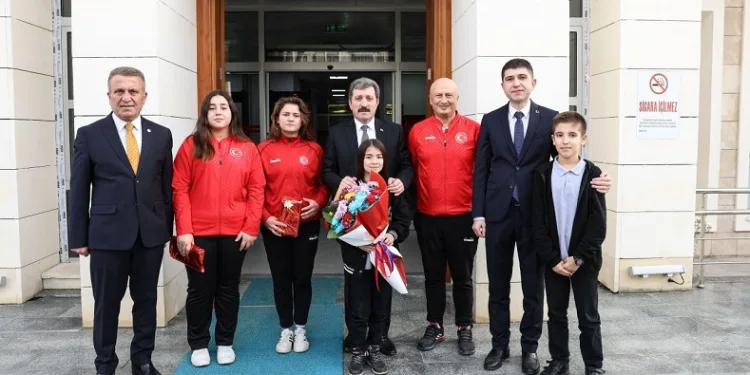 Samsun Valisi Orhan Tavlı milli sporcuları kutladı