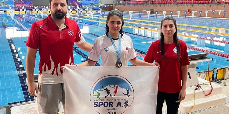 Kayserili yüzücü Cemre Ateş Avrupa barajını geçti
