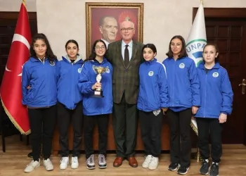 Odunpazarı’nın şampiyon atletleri Kazım Kurt’u ziyaret etti