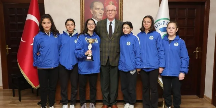 Odunpazarı’nın şampiyon atletleri Kazım Kurt’u ziyaret etti
