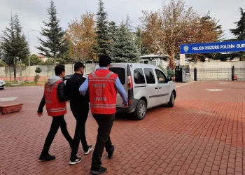 Otomobil dolandırıcısı para çektiği esnada yakalandı
