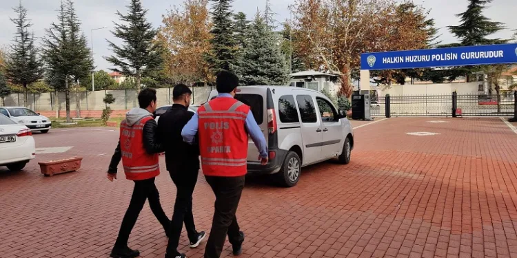 Otomobil dolandırıcısı para çektiği esnada yakalandı