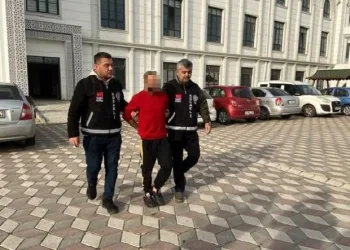 Akrabasını göğsünden bıçaklayarak öldüren zanlı tutuklandı