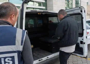 Babasının ve babaannesinin evini yaktı polis merkezinde bilgisayara zarar verince tutuklandı