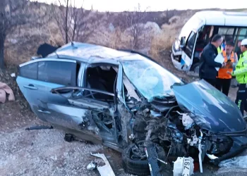 Ankara’da midibüs ile otomobil çarpıştı:20 yaralı