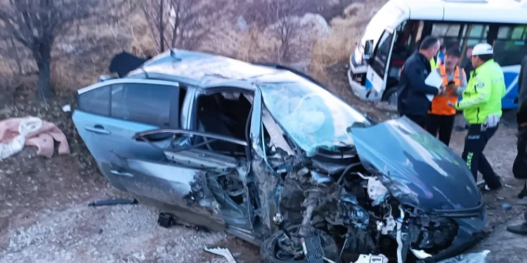 Ankara’da midibüs ile otomobil çarpıştı:20 yaralı