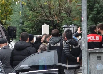 Eşini evde silahla rehin aldı