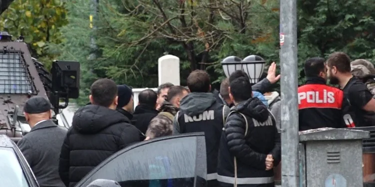 Eşini evde silahla rehin aldı