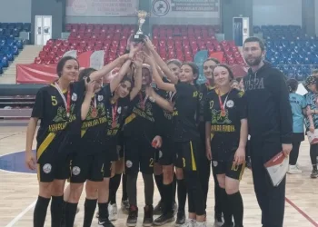 Kızlarda şampiyon Şehit Cihan Aksarı Ortaokulu