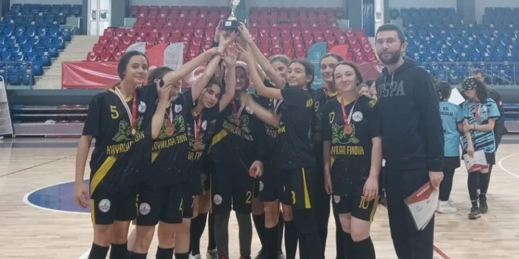 Kızlarda şampiyon Şehit Cihan Aksarı Ortaokulu