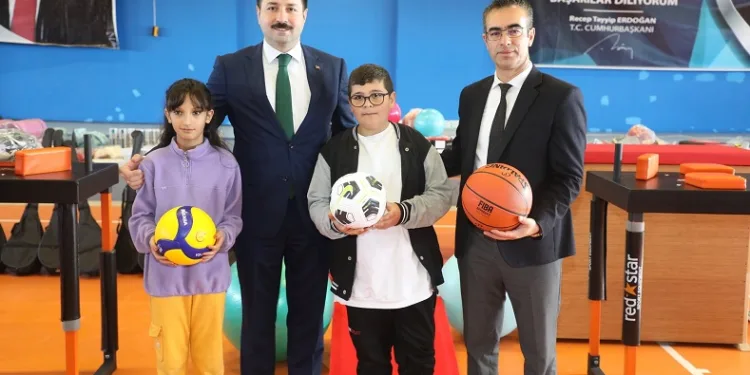 Diyadin’de gençlere spor malzemesi desteği