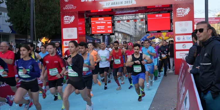 5. Gazi Yarı Maratonu bin 300 sporcunun katılımıyla gerçekleştirildi