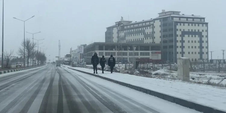 Kars’ta kar yağışı etkili oluyor