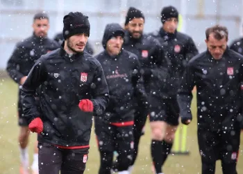 Sivasspor kar altında çalıştı