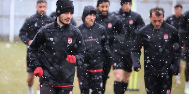 Sivasspor kar altında çalıştı