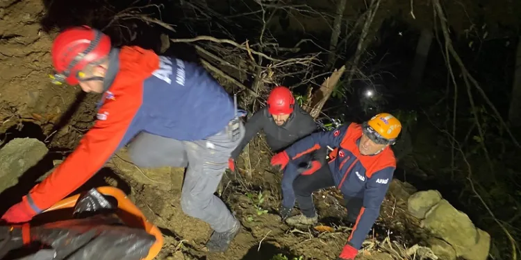 Artvin’de orman işçisi uçuruma yuvarlanarak öldü