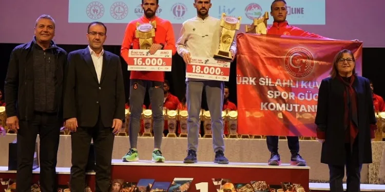 5. Gazi Yarı Maratonu’nda dereceye giren sporcular ödüllerini aldı