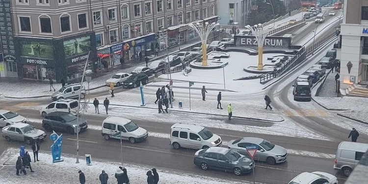 Erzurum’da kar yağışı etkili oluyor