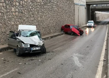 Otomobiller kafa kafaya çarpıştı: 4 yaralı