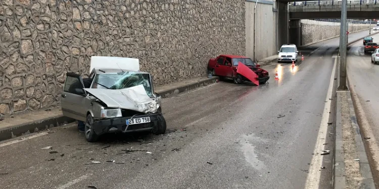 Otomobiller kafa kafaya çarpıştı: 4 yaralı