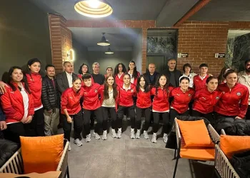 Yüksekova Belediyespor Kadın Futbol Takımı yemekte bir araya geldi