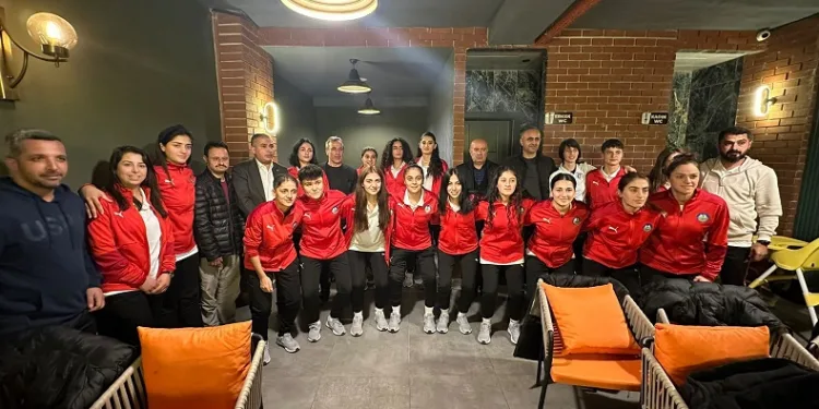 Yüksekova Belediyespor Kadın Futbol Takımı yemekte bir araya geldi