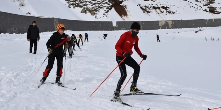 Nemrut Dağı’nda kayaklı koşu antrenmanı