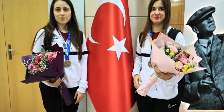Denizli’nin milli gururları evine döndü
