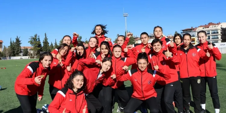Burdur’da kurulan kadın futbol kulübü sahaya indi