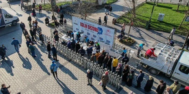 Gaziosmanpaşalı vatandaşlara 3 ton balık dağıtıldı