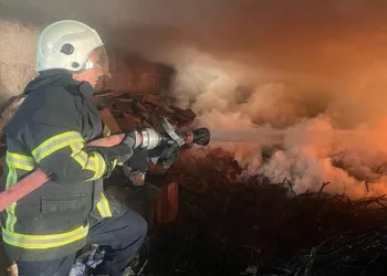Odunlukta çıkan yangını itfaiye ekipleri söndürdü
