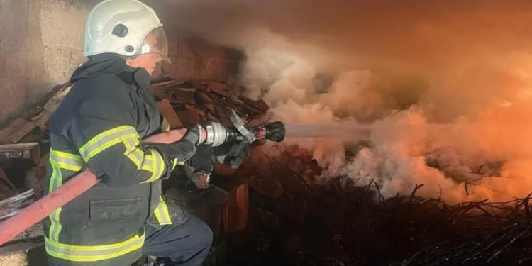 Odunlukta çıkan yangını itfaiye ekipleri söndürdü