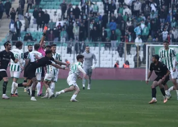 Bursaspor-Diyarbekirspor maçında ortalık karıştı