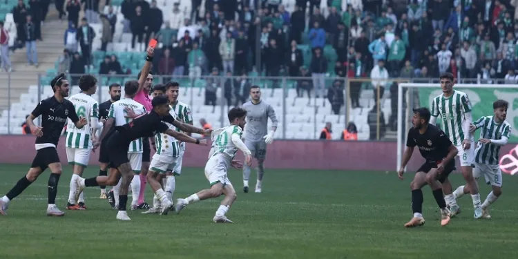 Bursaspor-Diyarbekirspor maçında ortalık karıştı