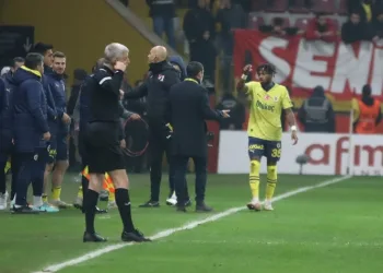 Fenerbahçe derbi öncesi 2 oyuncusunu kaybetti