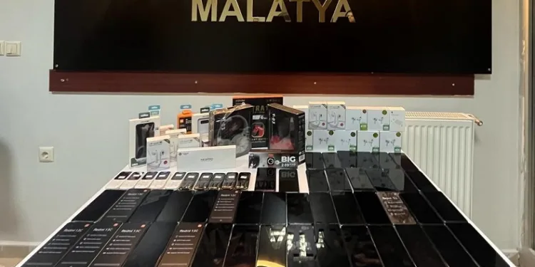 Malatya’da çok sayıda kaçak cep telefonu ele geçirildi