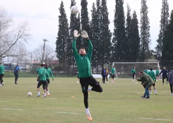 10 maçtır mağlup olmayan Sakaryaspor, ezeli rakibini yenmek için sahaya çıkacak