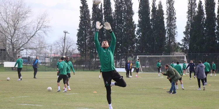 10 maçtır mağlup olmayan Sakaryaspor, ezeli rakibini yenmek için sahaya çıkacak