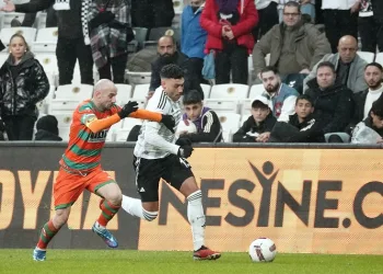Beşiktaş: “Oxlade-Chamberlain’in uyluk arka adalesinde tam kat yırtık tespit edilmiştir”