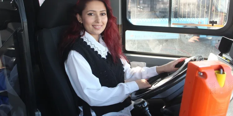 Şehir içi ulaşıma kadın eli