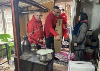 Kızılay, köylerde kalan depremzedelere kışlık yardım yaptı