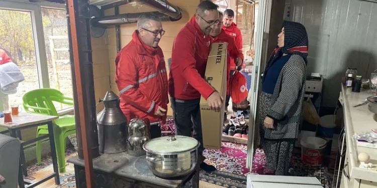Kızılay, köylerde kalan depremzedelere kışlık yardım yaptı
