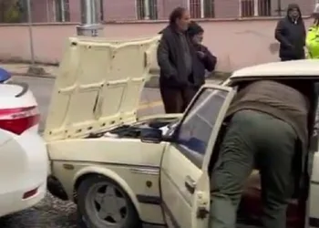 Çaldığı otomobille polisten kaçarken kaza yaptı